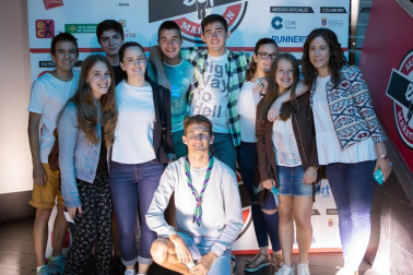 El 29 de junio la Sala Enter de Pamplona acogió una fiesta dedicada a todos aquellos que colaboraron como voluntarios en la organización y buen desarrollo de la tercera edición de la Sanfermín Maratón. Un agradecimiento a las más de 300 personas y diferentes asociaciones y colectivos que, de forma altruista, permitieron que 2.700 atletas pudieran cumplir su reto deportivo por las calles de Pamplona el pasado 18 de junio.