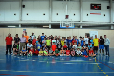 Bajo la denominación “Un Campus Diferente”, 54 niños y niñas acudieron a las instalaciones del Estadio Larrabide entre el 27 de junio y el 1 de julio para conocer de cerca los fundamentos de dos deportes que tienen ciertas similitudes: ambos necesitan una herramienta para llevarse a cabo; pero también ciertas diferencias: el uno se juega con una pala, en el otro se empuña una espada. Con edades comprendidas entre los 7 y los 16 años, los participantes en esta actividad se iniciaron en los conocimientos del tenis de mesa y la esgrima bajo la atenta mirada y supervisión de técnicos pertenecientes a estas dos federaciones navarras.