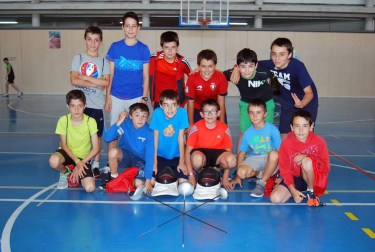 Bajo la denominación “Un Campus Diferente”, 54 niños y niñas acudieron a las instalaciones del Estadio Larrabide entre el 27 de junio y el 1 de julio para conocer de cerca los fundamentos de dos deportes que tienen ciertas similitudes: ambos necesitan una herramienta para llevarse a cabo; pero también ciertas diferencias: el uno se juega con una pala, en el otro se empuña una espada. Con edades comprendidas entre los 7 y los 16 años, los participantes en esta actividad se iniciaron en los conocimientos del tenis de mesa y la esgrima bajo la atenta mirada y supervisión de técnicos pertenecientes a estas dos federaciones navarras.