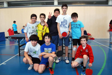 Bajo la denominación “Un Campus Diferente”, 54 niños y niñas acudieron a las instalaciones del Estadio Larrabide entre el 27 de junio y el 1 de julio para conocer de cerca los fundamentos de dos deportes que tienen ciertas similitudes: ambos necesitan una herramienta para llevarse a cabo; pero también ciertas diferencias: el uno se juega con una pala, en el otro se empuña una espada. Con edades comprendidas entre los 7 y los 16 años, los participantes en esta actividad se iniciaron en los conocimientos del tenis de mesa y la esgrima bajo la atenta mirada y supervisión de técnicos pertenecientes a estas dos federaciones navarras.