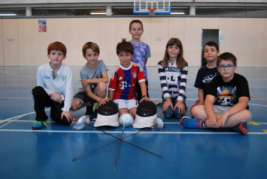 Bajo la denominación “Un Campus Diferente”, 54 niños y niñas acudieron a las instalaciones del Estadio Larrabide entre el 27 de junio y el 1 de julio para conocer de cerca los fundamentos de dos deportes que tienen ciertas similitudes: ambos necesitan una herramienta para llevarse a cabo; pero también ciertas diferencias: el uno se juega con una pala, en el otro se empuña una espada. Con edades comprendidas entre los 7 y los 16 años, los participantes en esta actividad se iniciaron en los conocimientos del tenis de mesa y la esgrima bajo la atenta mirada y supervisión de técnicos pertenecientes a estas dos federaciones navarras.