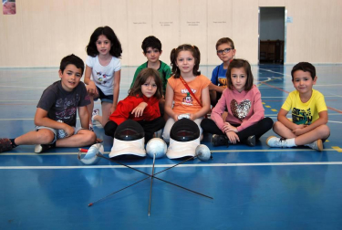Bajo la denominación “Un Campus Diferente”, 54 niños y niñas acudieron a las instalaciones del Estadio Larrabide entre el 27 de junio y el 1 de julio para conocer de cerca los fundamentos de dos deportes que tienen ciertas similitudes: ambos necesitan una herramienta para llevarse a cabo; pero también ciertas diferencias: el uno se juega con una pala, en el otro se empuña una espada. Con edades comprendidas entre los 7 y los 16 años, los participantes en esta actividad se iniciaron en los conocimientos del tenis de mesa y la esgrima bajo la atenta mirada y supervisión de técnicos pertenecientes a estas dos federaciones navarras.