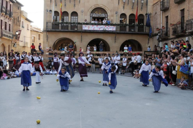 Con la actuación de fin de curso de los grupos de danza y el lanzamiento de chucherías, dieron inicio las fiestas de la Juventud de Olite, que previamente habían visto cómo era lanzado al aire el tradicional chupinazo. Tres días de celebración que ambientaron las calles de esta ciudad durante el pasado fin de semana.
