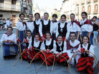 Con la actuación de fin de curso de los grupos de danza y el lanzamiento de chucherías, dieron inicio las fiestas de la Juventud de Olite, que previamente habían visto cómo era lanzado al aire el tradicional chupinazo. Tres días de celebración que ambientaron las calles de esta ciudad durante el pasado fin de semana.