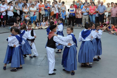 Con la actuación de fin de curso de los grupos de danza y el lanzamiento de chucherías, dieron inicio las fiestas de la Juventud de Olite, que previamente habían visto cómo era lanzado al aire el tradicional chupinazo. Tres días de celebración que ambientaron las calles de esta ciudad durante el pasado fin de semana.