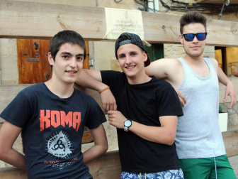 Con la actuación de fin de curso de los grupos de danza y el lanzamiento de chucherías, dieron inicio las fiestas de la Juventud de Olite, que previamente habían visto cómo era lanzado al aire el tradicional chupinazo. Tres días de celebración que ambientaron las calles de esta ciudad durante el pasado fin de semana.