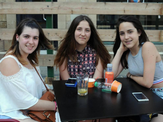 Con la actuación de fin de curso de los grupos de danza y el lanzamiento de chucherías, dieron inicio las fiestas de la Juventud de Olite, que previamente habían visto cómo era lanzado al aire el tradicional chupinazo. Tres días de celebración que ambientaron las calles de esta ciudad durante el pasado fin de semana.