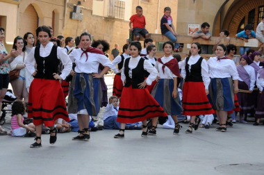 Con la actuación de fin de curso de los grupos de danza y el lanzamiento de chucherías, dieron inicio las fiestas de la Juventud de Olite, que previamente habían visto cómo era lanzado al aire el tradicional chupinazo. Tres días de celebración que ambientaron las calles de esta ciudad durante el pasado fin de semana.