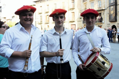 Con la actuación de fin de curso de los grupos de danza y el lanzamiento de chucherías, dieron inicio las fiestas de la Juventud de Olite, que previamente habían visto cómo era lanzado al aire el tradicional chupinazo. Tres días de celebración que ambientaron las calles de esta ciudad durante el pasado fin de semana.