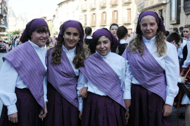 Con la actuación de fin de curso de los grupos de danza y el lanzamiento de chucherías, dieron inicio las fiestas de la Juventud de Olite, que previamente habían visto cómo era lanzado al aire el tradicional chupinazo. Tres días de celebración que ambientaron las calles de esta ciudad durante el pasado fin de semana.