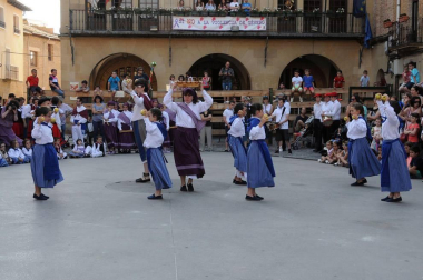 Con la actuación de fin de curso de los grupos de danza y el lanzamiento de chucherías, dieron inicio las fiestas de la Juventud de Olite, que previamente habían visto cómo era lanzado al aire el tradicional chupinazo. Tres días de celebración que ambientaron las calles de esta ciudad durante el pasado fin de semana.