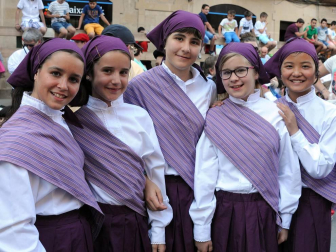 Con la actuación de fin de curso de los grupos de danza y el lanzamiento de chucherías, dieron inicio las fiestas de la Juventud de Olite, que previamente habían visto cómo era lanzado al aire el tradicional chupinazo. Tres días de celebración que ambientaron las calles de esta ciudad durante el pasado fin de semana.
