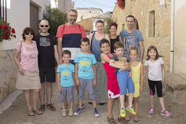 Entre el 29 de junio y el 4 de julio la pequeña localidad de Azqueta, en Tierra Estella,  celebró sus fiestas en un ambiente familiar y divertido. La misa en honor al patrón, San Pedro, dio comienzo a la programación el miércoles 29, como preludio a un fin de semana en el que abundaron las actividades para los más pequeños.