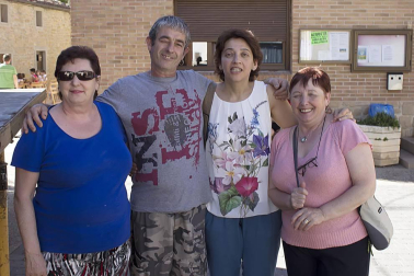 Entre el 29 de junio y el 4 de julio la pequeña localidad de Azqueta, en Tierra Estella,  celebró sus fiestas en un ambiente familiar y divertido. La misa en honor al patrón, San Pedro, dio comienzo a la programación el miércoles 29, como preludio a un fin de semana en el que abundaron las actividades para los más pequeños.