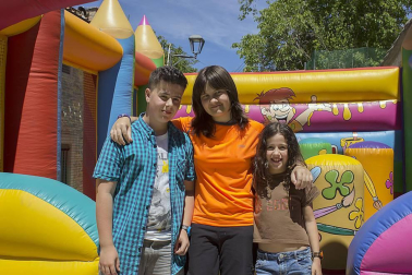 Entre el 29 de junio y el 4 de julio la pequeña localidad de Azqueta, en Tierra Estella,  celebró sus fiestas en un ambiente familiar y divertido. La misa en honor al patrón, San Pedro, dio comienzo a la programación el miércoles 29, como preludio a un fin de semana en el que abundaron las actividades para los más pequeños.