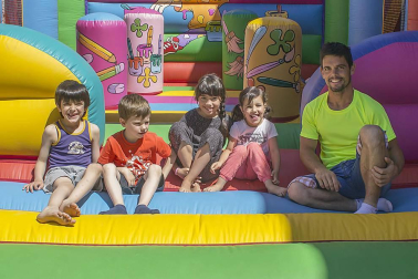 Entre el 29 de junio y el 4 de julio la pequeña localidad de Azqueta, en Tierra Estella,  celebró sus fiestas en un ambiente familiar y divertido. La misa en honor al patrón, San Pedro, dio comienzo a la programación el miércoles 29, como preludio a un fin de semana en el que abundaron las actividades para los más pequeños.