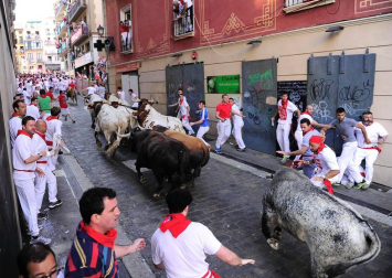 Varios 'cebadas' sueltos siembran el pánico y dejan cinco corneados