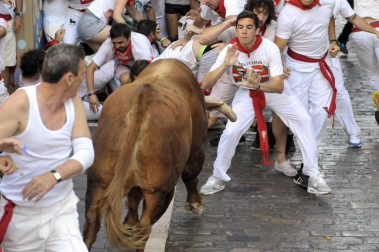 Varios 'cebadas' sueltos siembran el pánico y dejan cinco corneados