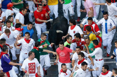 Varios 'cebadas' sueltos siembran el pánico y dejan cinco corneados