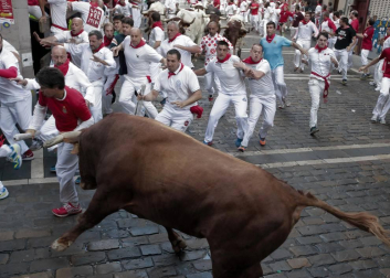 Varios 'cebadas' sueltos siembran el pánico y dejan cinco corneados