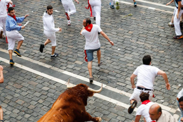 Un encierro masivo y sin cornadas en el domingo de Sanfermines