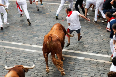 Un encierro masivo y sin cornadas en el domingo de Sanfermines