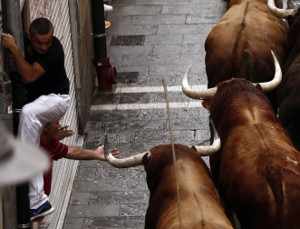 Un encierro masivo y sin cornadas en el domingo de Sanfermines