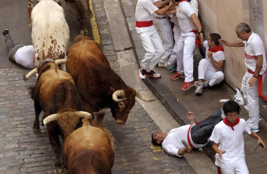 Un encierro masivo y sin cornadas en el domingo de Sanfermines