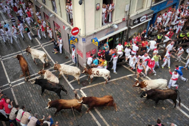 Un encierro masivo y sin cornadas en el domingo de Sanfermines