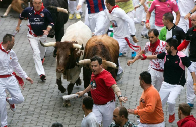 Un encierro masivo y sin cornadas en el domingo de Sanfermines