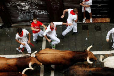 Un encierro masivo y sin cornadas en el domingo de Sanfermines
