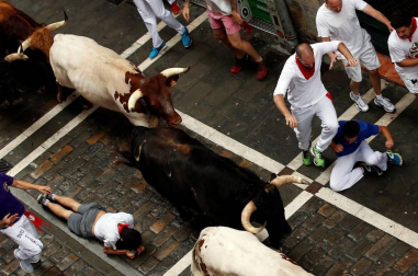 Un encierro masivo y sin cornadas en el domingo de Sanfermines