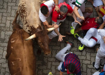 Un encierro masivo y sin cornadas en el domingo de Sanfermines