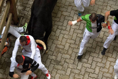 Un encierro masivo y sin cornadas en el domingo de Sanfermines