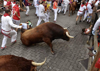 Un encierro masivo y sin cornadas en el domingo de Sanfermines