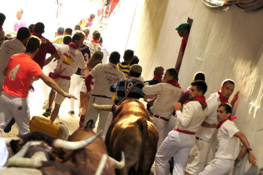 Un encierro masivo y sin cornadas en el domingo de Sanfermines