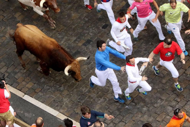 Un encierro masivo y sin cornadas en el domingo de Sanfermines