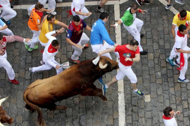 Un encierro masivo y sin cornadas en el domingo de Sanfermines
