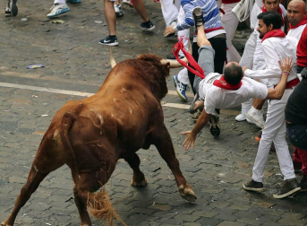 Un encierro masivo y sin cornadas en el domingo de Sanfermines