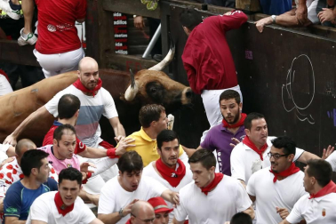 Un encierro masivo y sin cornadas en el domingo de Sanfermines