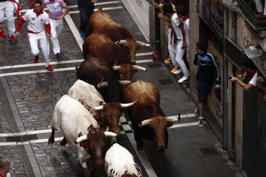 Un encierro masivo y sin cornadas en el domingo de Sanfermines