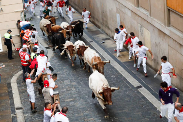 Un encierro masivo y sin cornadas en el domingo de Sanfermines