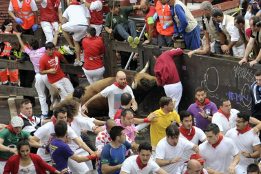 Un encierro masivo y sin cornadas en el domingo de Sanfermines