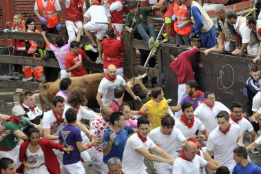 Un encierro masivo y sin cornadas en el domingo de Sanfermines
