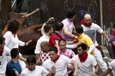 Un encierro masivo y sin cornadas en el domingo de Sanfermines
