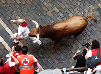 Un encierro masivo y sin cornadas en el domingo de Sanfermines