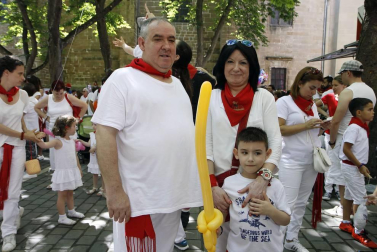 La Comparsa de Gigantes y Cabezudos no se puede quejar de seguidores. Sus salidas congregan cada mañana sanferminera a un público más que numeroso. Cual flautistas de Hamelín, gigantes, cabezudos y zaldikos arrastran a mayores y pequeños en sus recorridos por el corazón de la ciudad. La cita con ellos se convierte en ineludible para las familias.