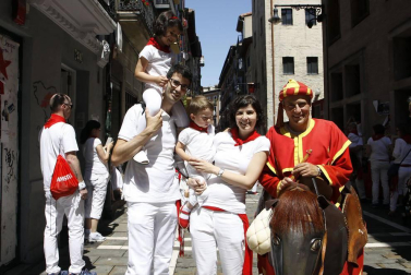 La Comparsa de Gigantes y Cabezudos no se puede quejar de seguidores. Sus salidas congregan cada mañana sanferminera a un público más que numeroso. Cual flautistas de Hamelín, gigantes, cabezudos y zaldikos arrastran a mayores y pequeños en sus recorridos por el corazón de la ciudad. La cita con ellos se convierte en ineludible para las familias.