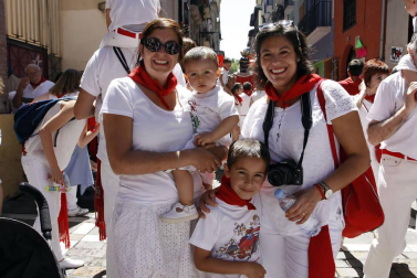 La Comparsa de Gigantes y Cabezudos no se puede quejar de seguidores. Sus salidas congregan cada mañana sanferminera a un público más que numeroso. Cual flautistas de Hamelín, gigantes, cabezudos y zaldikos arrastran a mayores y pequeños en sus recorridos por el corazón de la ciudad. La cita con ellos se convierte en ineludible para las familias.