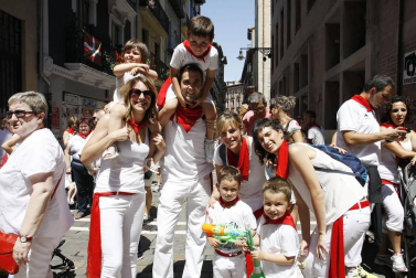La Comparsa de Gigantes y Cabezudos no se puede quejar de seguidores. Sus salidas congregan cada mañana sanferminera a un público más que numeroso. Cual flautistas de Hamelín, gigantes, cabezudos y zaldikos arrastran a mayores y pequeños en sus recorridos por el corazón de la ciudad. La cita con ellos se convierte en ineludible para las familias.